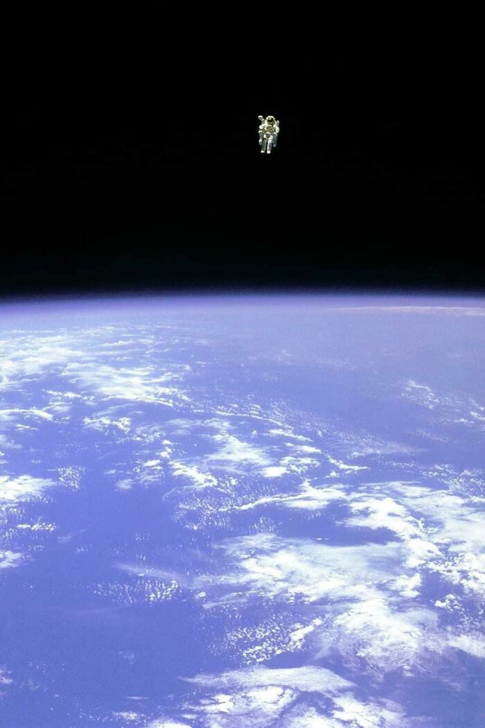 El astronauta Bruce McCandless II flota completamente sin ataduras, lejos de la seguridad del transbordador espacial, sin nada más que su unidad de maniobra tripulada para mantenerle con vida. La primera persona de la historia en hacerlo