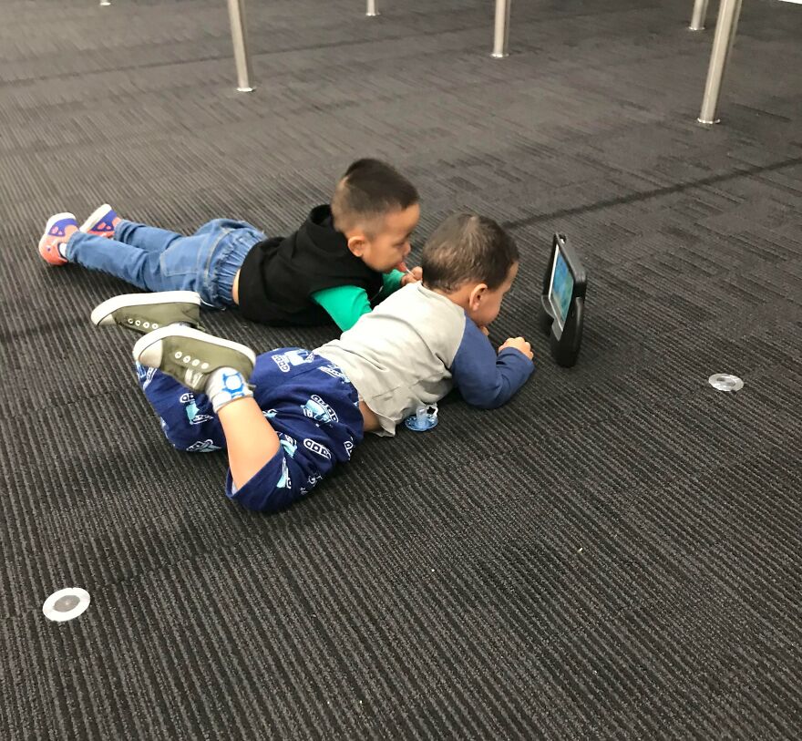 Son Made A Friend At An Airport. They Don’t Speak The Same Language But They Can Co-Exist Nicely