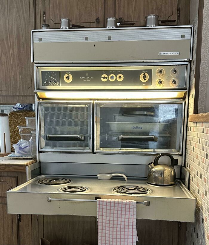 El horno de mi abuela, alrededor de 1966. Aquí se cocinaron con amor muchas comidas navideñas hasta el día de su muerte. Aparte de una puerta de cristal rota que fue reemplazada, ¡todo sigue funcionando!