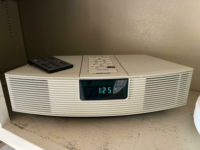 Bose Wave Clock Radio. Used Everyday For Over 30 Years. Works Perfectly And Sounds Better Than Most New Bluetooth Speakers. Made In USA