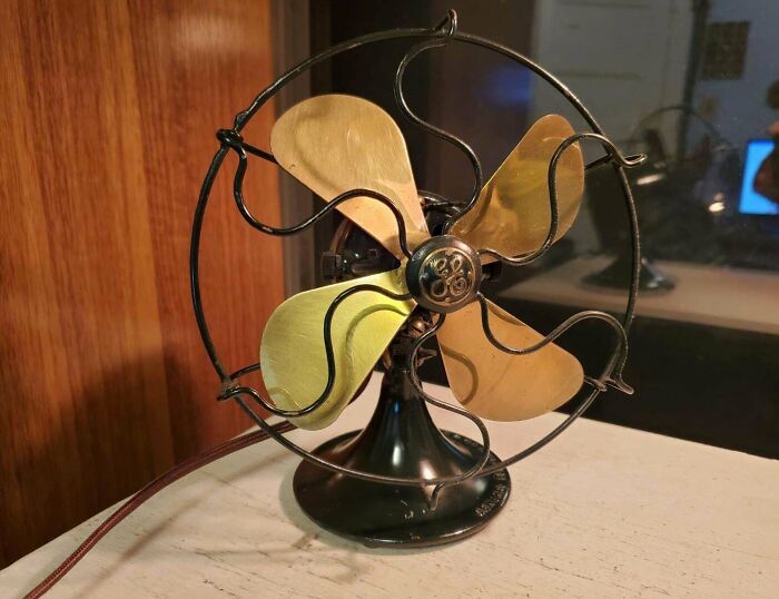 Here's A 1925 General Electric 6" Desk Fan In Near Mint Condition. It's Been Cleaned, And Had The Blades Polished. It Still Has Its Original Paint. It Had The Power Cord Replaced With A Modern Reproduction. It Doesn't Get Used Much As It Might Be A Little Dangerous