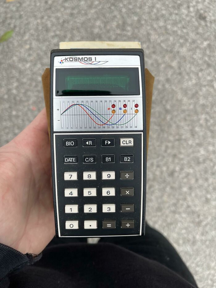 Mi calculadora de biorritmo de bolsillo Kosmos 1 de 1977. 46 años calculando números