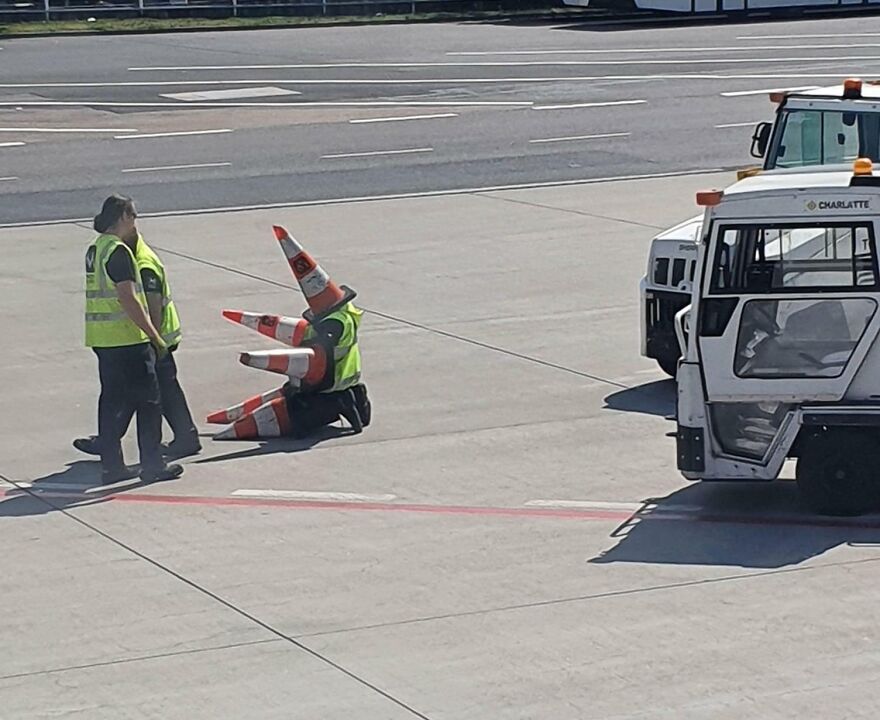 Los trabajadores del aeropuerto de Praga se divierten