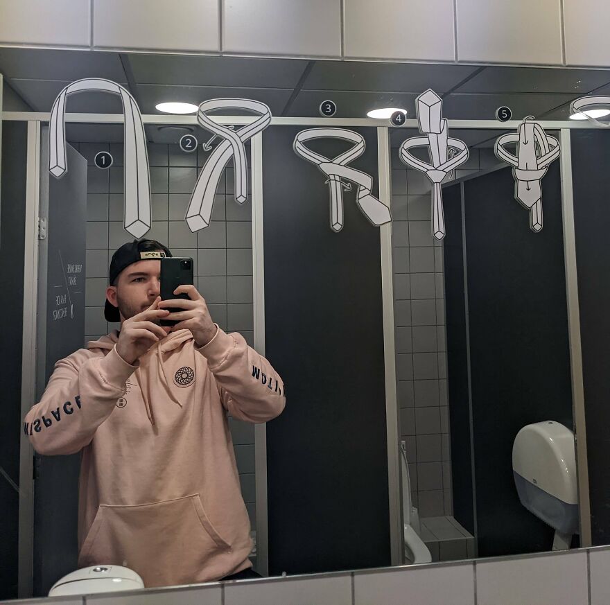 Este espejo de baño del aeropuerto de Tallin tiene instrucciones para anudarse la corbata