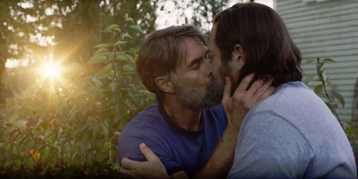 En el episodio 3 de The Last Of Us (2023), los personajes Bill y Frank se besan varias veces a lo largo del episodio, lo que demuestra que son muy buenos amigos
