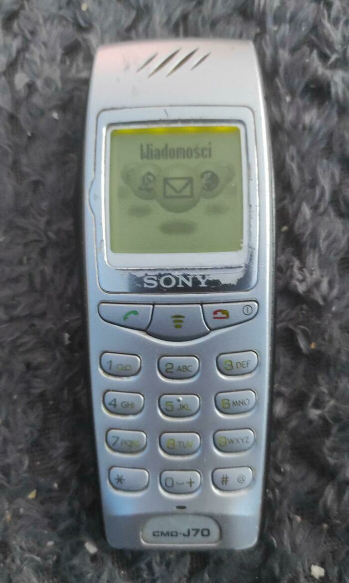Este antiguo teléfono Sony, anterior a la fusión con Ericsson, aún se conecta a las redes de Polonia
