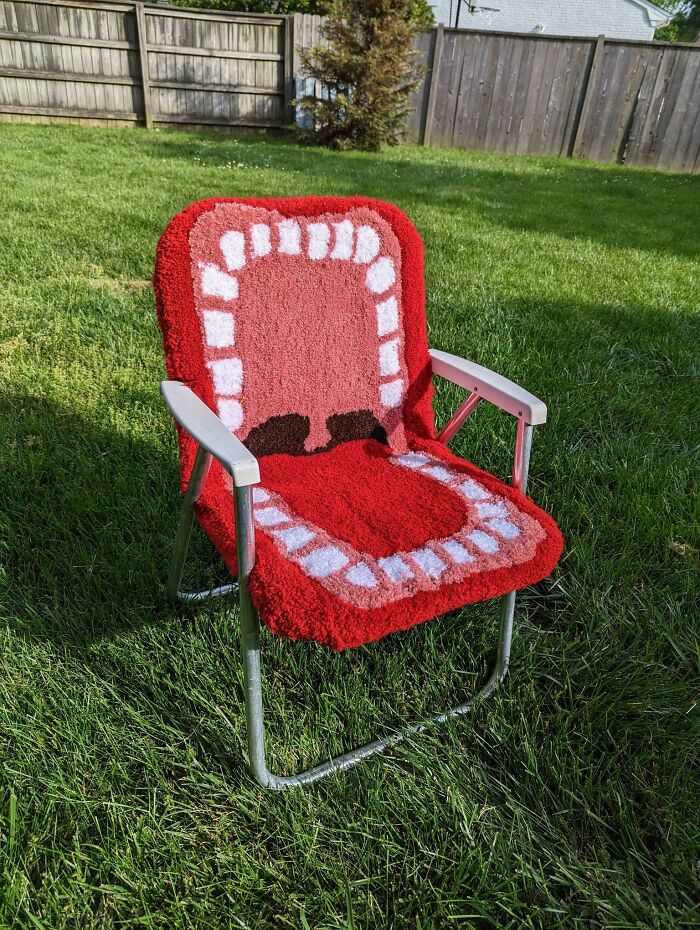 He hecho una silla con boca con una vieja silla de jardín plegable
