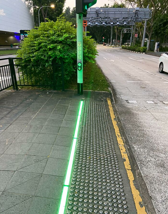 This Crossing With Lights On The Ground That Turns Green/Red