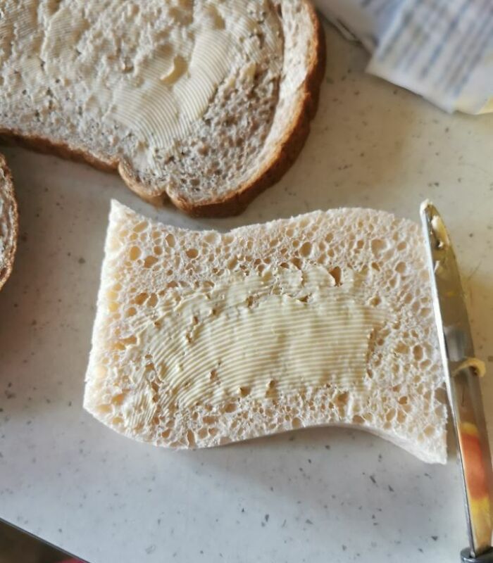 Me distraje mientras untaba el pan con mantequilla y en su lugar unté una esponja con mantequilla
