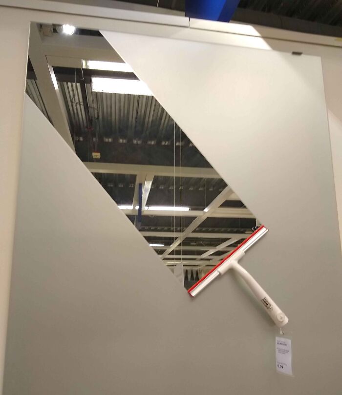 Esta exhibición de un espejo esmerilado para una escobilla de goma en IKEA