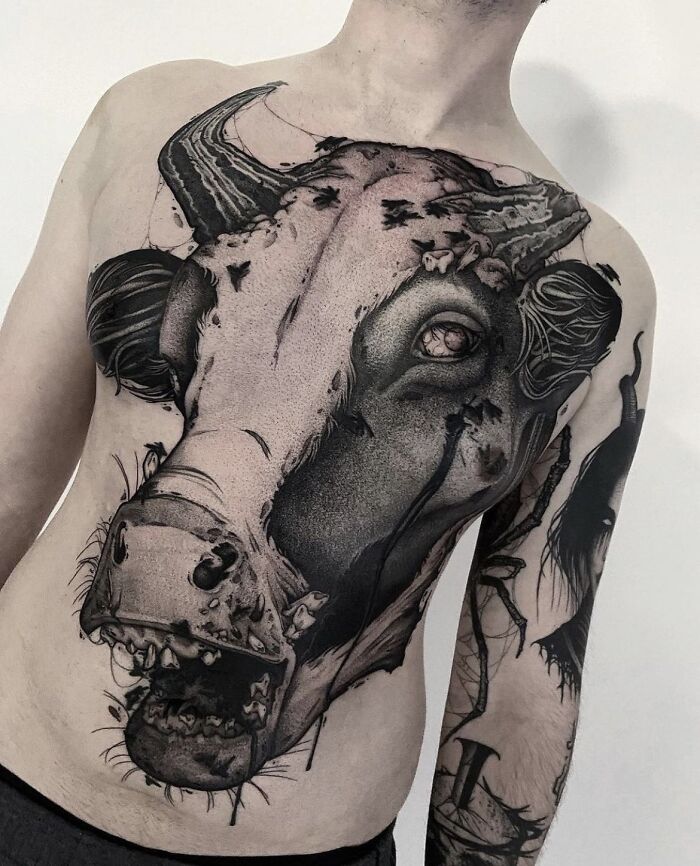 Vaca zombi en el torso