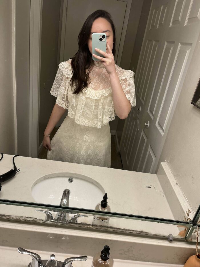 I Found This Vintage Wedding Dress And It Makes Me Happy Even Though I Have No Reason To Wear It!