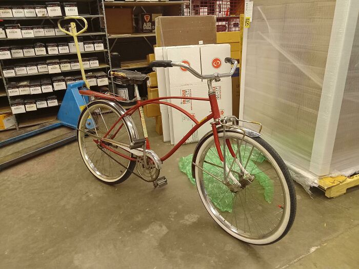 De camino al trabajo, afuera de un apartamento, encontré esta bicicleta de finales de los años 1950 en un contenedor de basura 