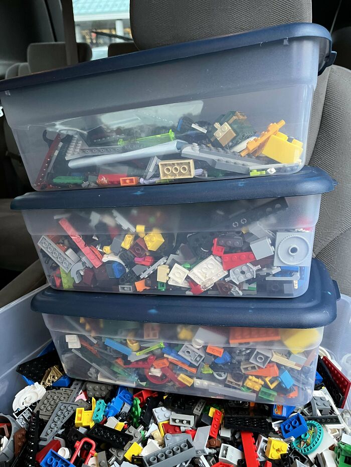 Encontré tres cajas con juegos de construcción de LEGO en un estacionamiento
