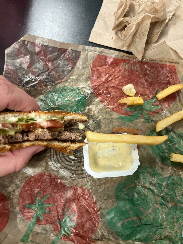 Las patatas fritas son más gruesas que la hamburguesa. Burger King, Jr. Whopper