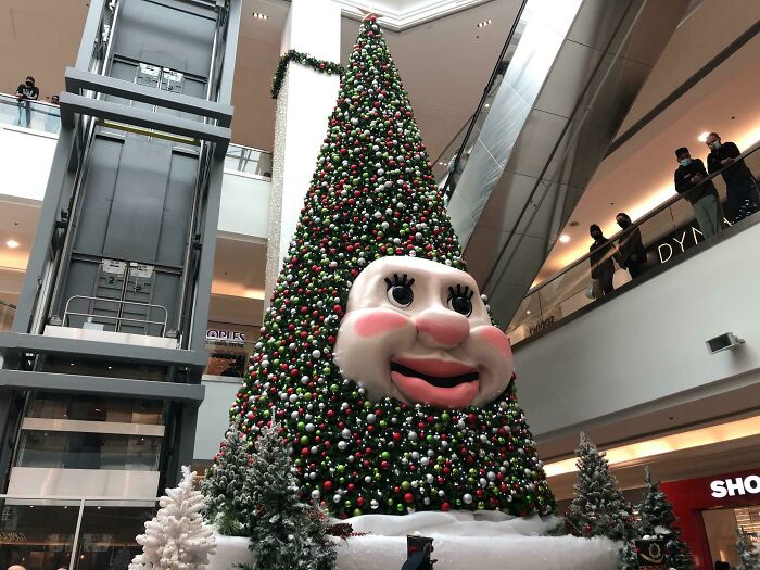 Este terrorífico árbol de Navidad