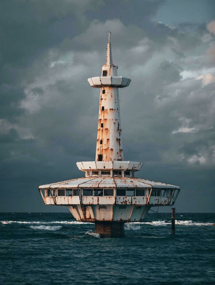 Una torre de observación submarina que se oxida (Nassau, Bahamas)
