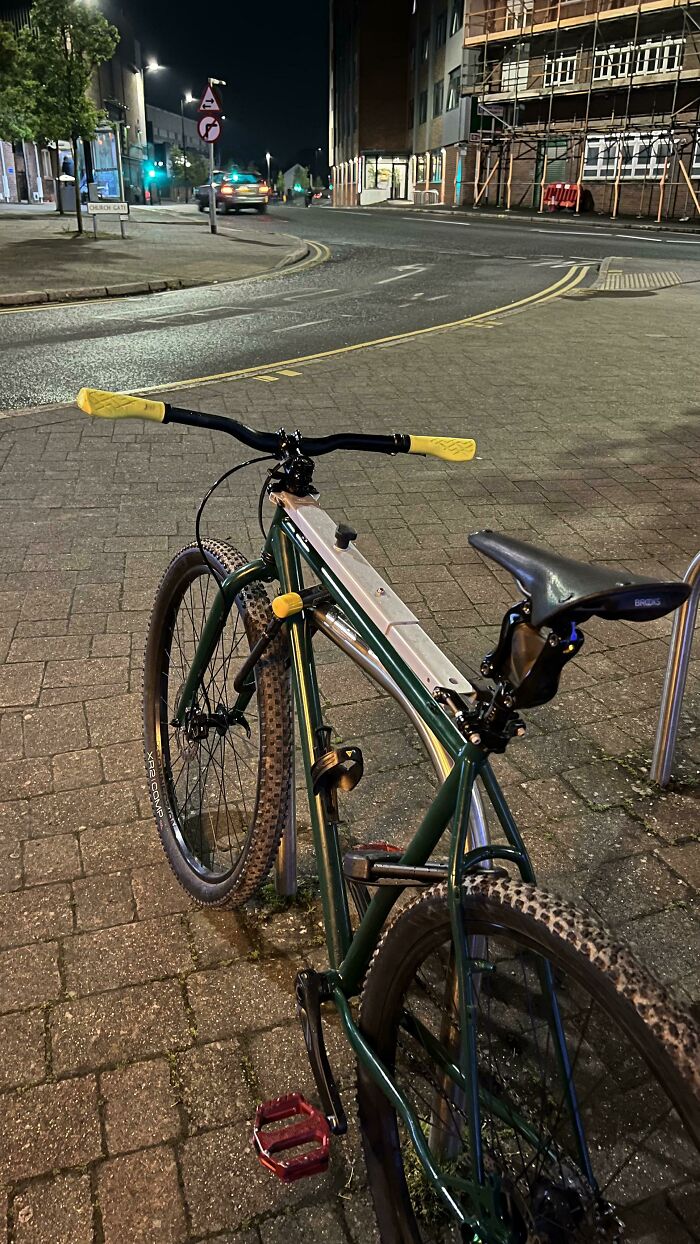 Large Metallic Bar Across The Top Of A Bike Frame, Apparently Collapsible, With A Knob