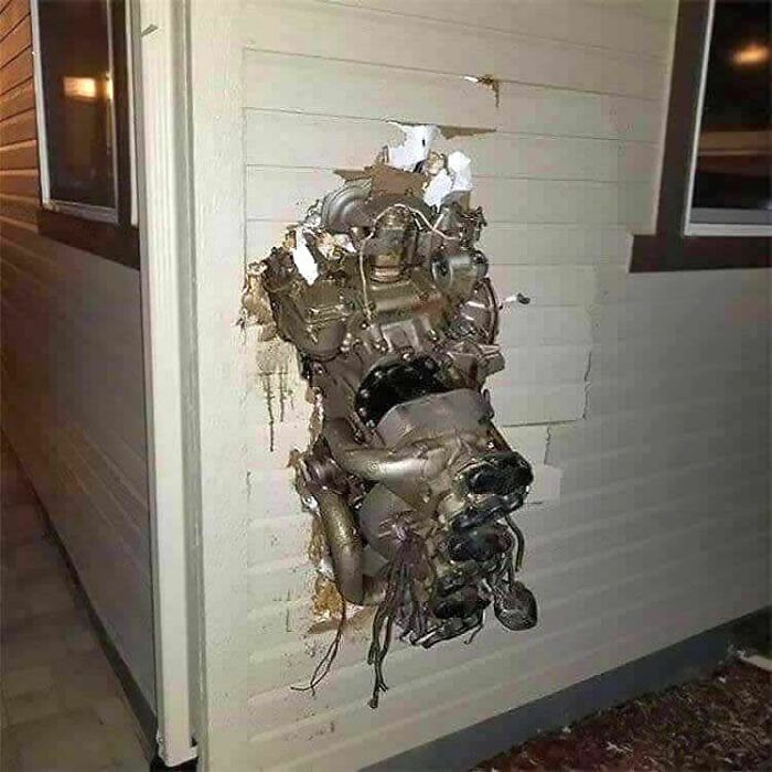 Cuando oyes un golpe y encuentras un motor de avión encajado en la pared de tu casa