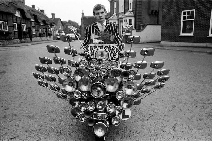 Bryn Owen, de 17 años, con la Vespa Scooter que compró ahorrando su paga semanal. Tiene 34 espejos y 81 luces delante y atrás. Leicestershire, Inglaterra, 1983
