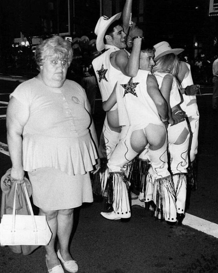 Viandante sorprendida ante el desfile anual de gays y lesbianas de Sydney, 1994