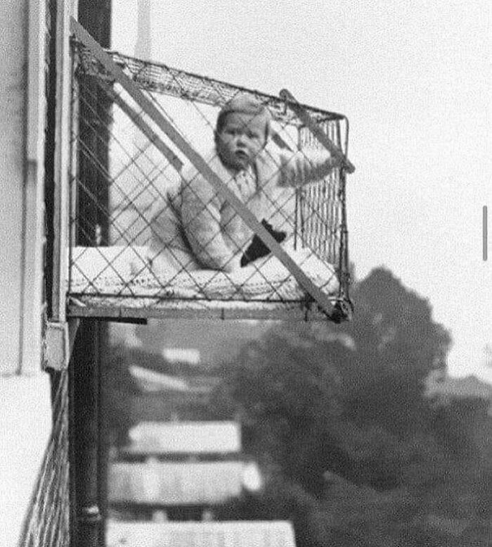 Jaulas para bebés montadas en las ventanas, para asegurarse de que tenían aire fresco. 1937