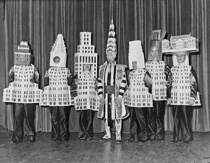 Famosos arquitectos disfrazados como sus edificios en una fiesta del gremio. 1931