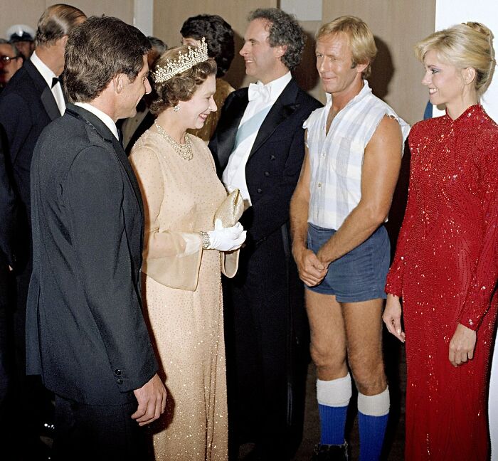 Paul Hogan conoce a la reina Isabel II (1980)