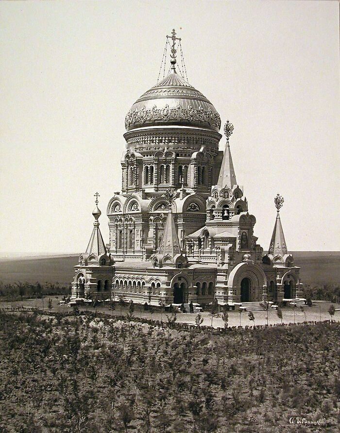 Catedral de Cristo Salvador, situada en Borki, cerca de Járkov, en el Imperio ruso (actual Ucrania). Fotografiada en 1894. Destruida durante la Segunda Guerra Mundial