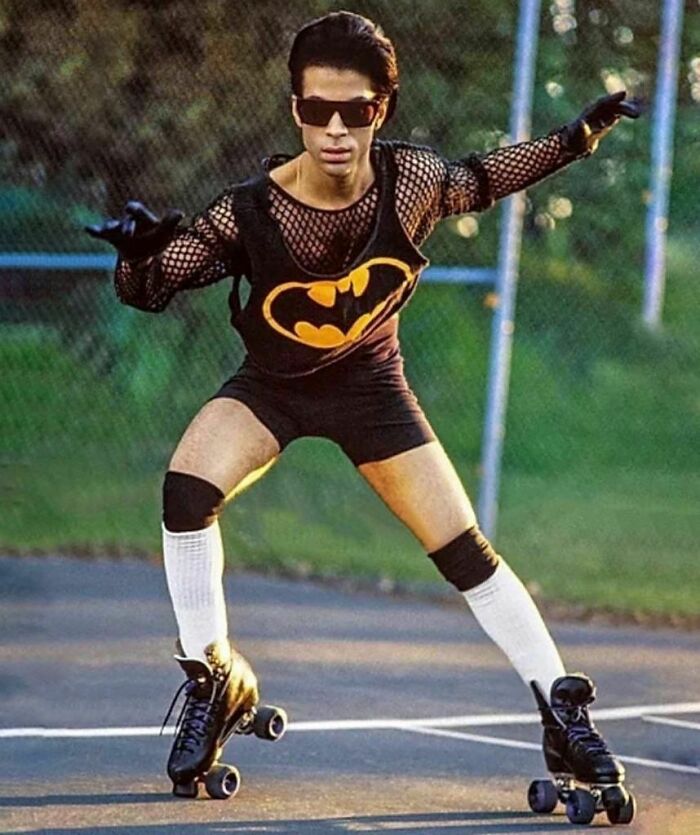 Prince patinando en la cancha de tenis de su casa. Foto de Jeff Katz, 1989