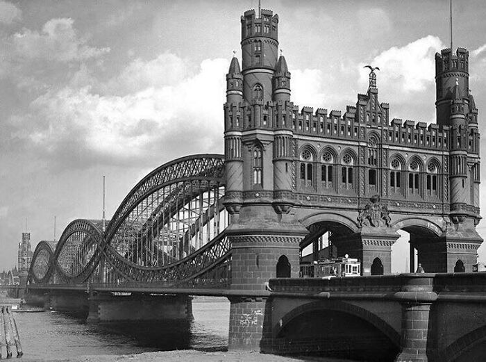 Nuevo puente Elbbrücke de 1887-1959 en Hamburgo, Alemania