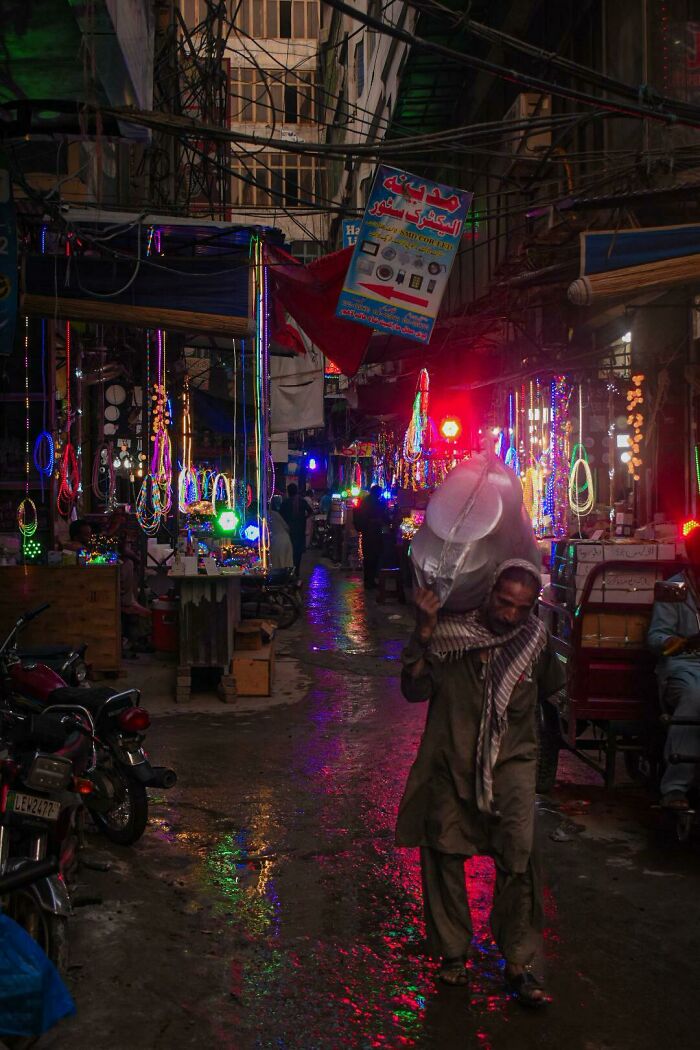 Distrito lleno de neones en la ciudad amurallada de Lahore