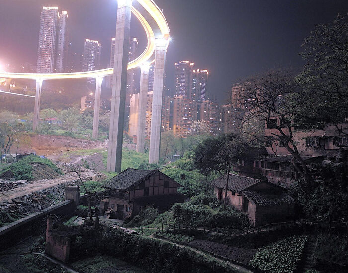 Contaminación lumínica de la via del tren sobre casas antiguas en China