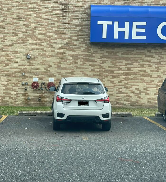 Este idiota si que da vergüenza aparcando así