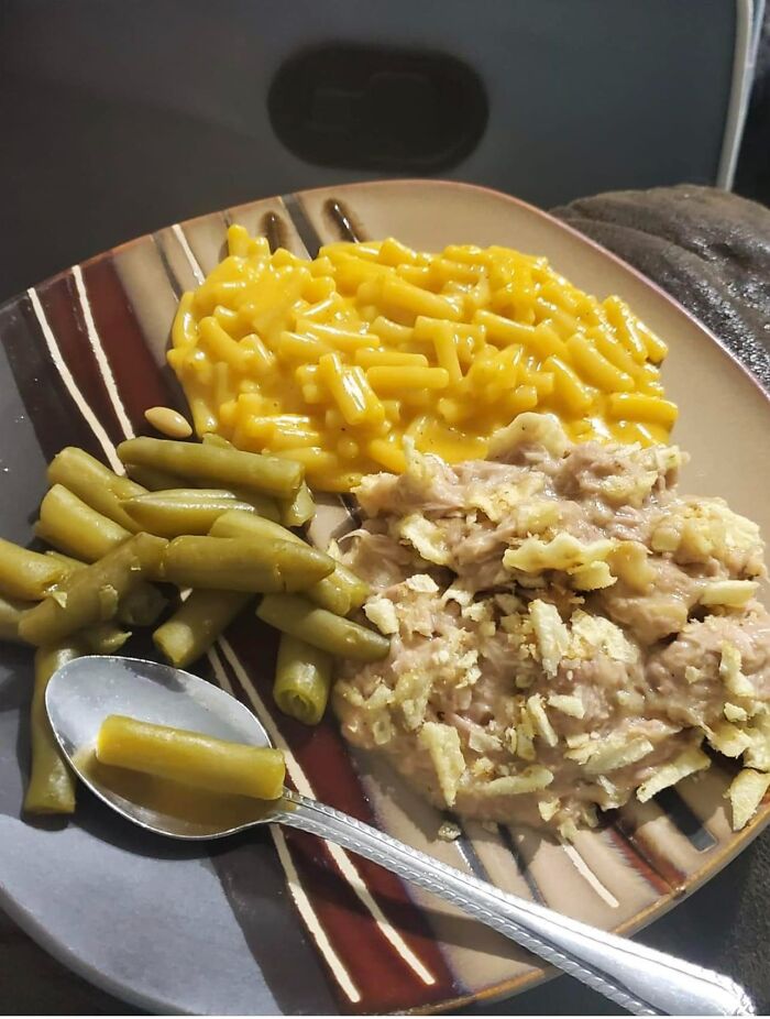 Shaming My Baby Daddy Cousin’s Favorite Meals: Box Mac, Can Of Green Beans, & What Looks Like Cat Food With Crunched Up Chips. Also Shaming Everyone On The Original Post For Saying How Yummy & Delicious It Looks In The Comments. I Shame Them All. Yuck