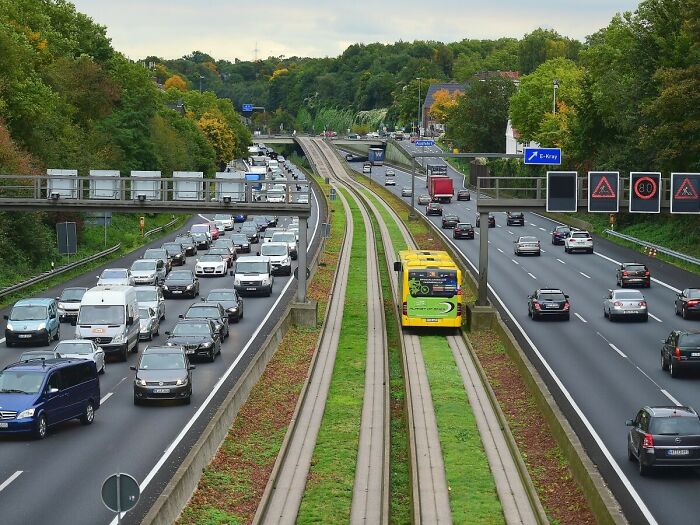 Carriles exclusivos para autobuses en mitad de la autobahn A40 en Essen, Alemania