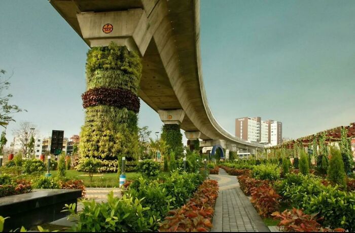 Linea de metro elevada integrada en un parque. Kolkata, India