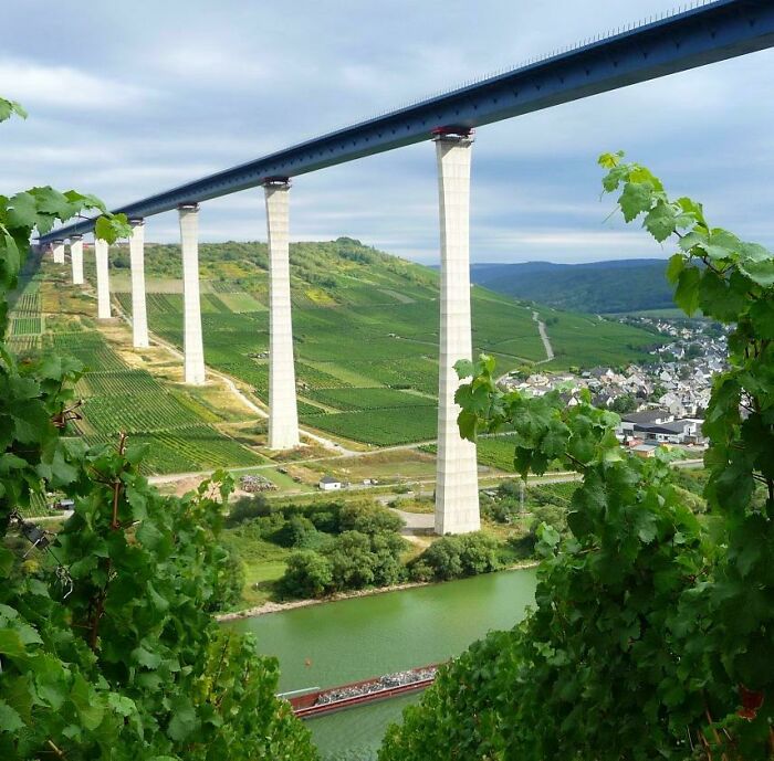 Puente gigante en Alemania, 158 metros de alto y 1702 de largo