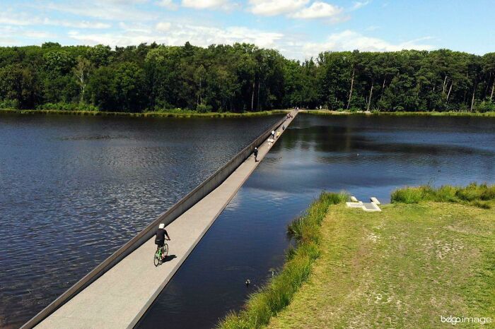 Ruta para ciclistas a través de un lago en Bokrijk, Bélgica