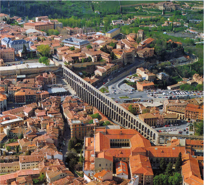 Antiguo acueducto de Segovia, España. En pie desde el siglo I