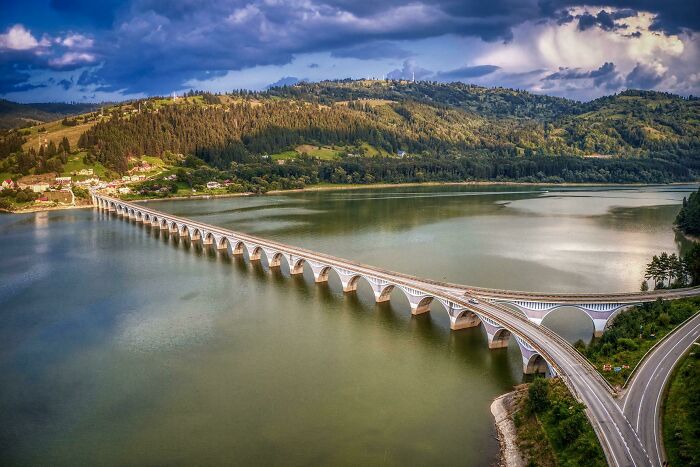 Puente sobre lago en la montaña, Rumanía
