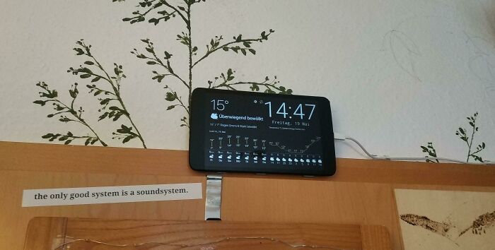 Turned My Old 10-Year-Old Android Tablet Into A Wall Clock/Weather Station