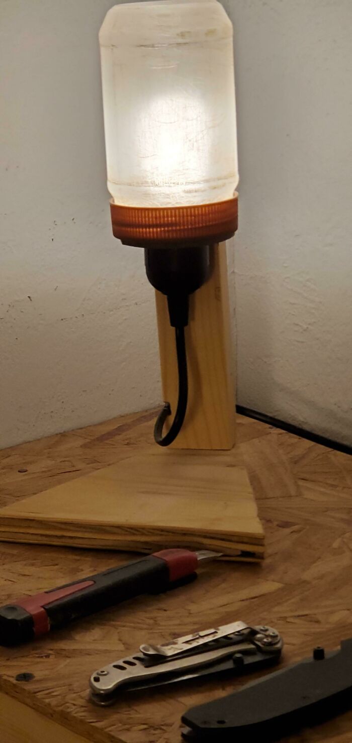 Lámpara hecha con un tarro de mantequilla de cacahuete