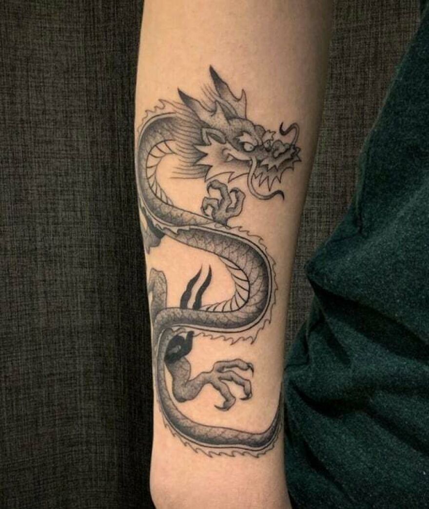 simple black ink chinese dragon looking sideways