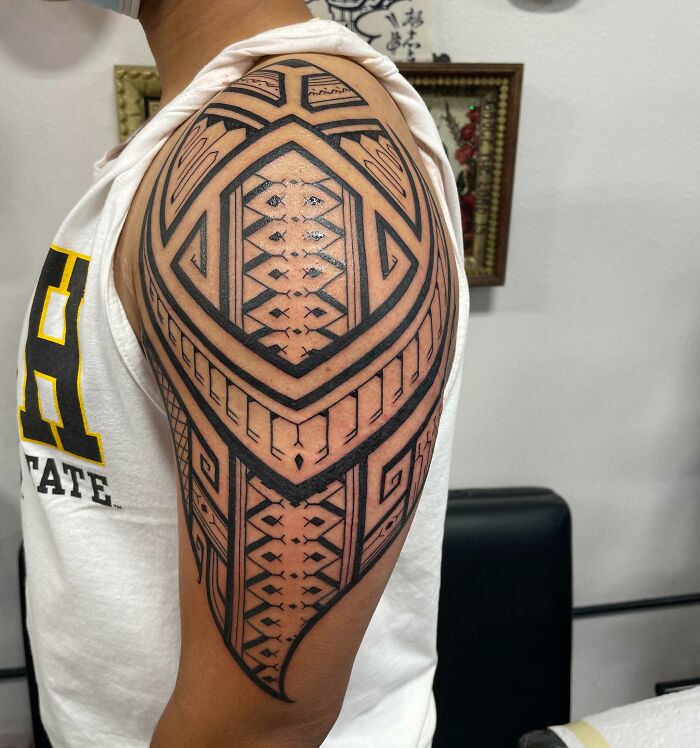 Tribal Tattoo On The Leg