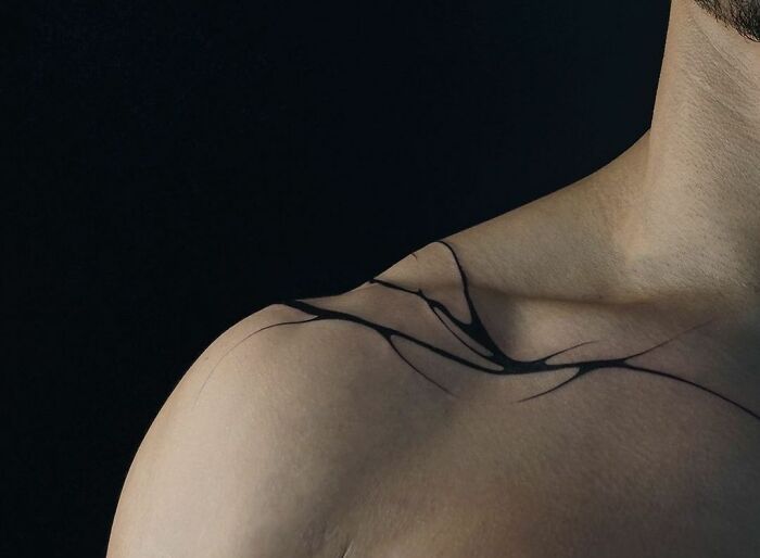 flowing lines collarbone tattoo