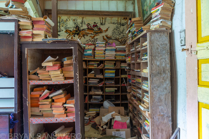 The Dark Past Of This Abandoned House Made Me Visit And Photograph It (15 Pics) The Dark Past Of This Abandoned House Made Me Visit And Photograph It (15 Pics)