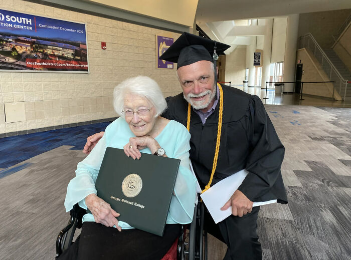 Proud Mum, 99, Witnesses First Of Her Seven Children Graduate College at 72 Proud Mum, 99, Witnesses First Of Her Seven Children Graduate College at 72