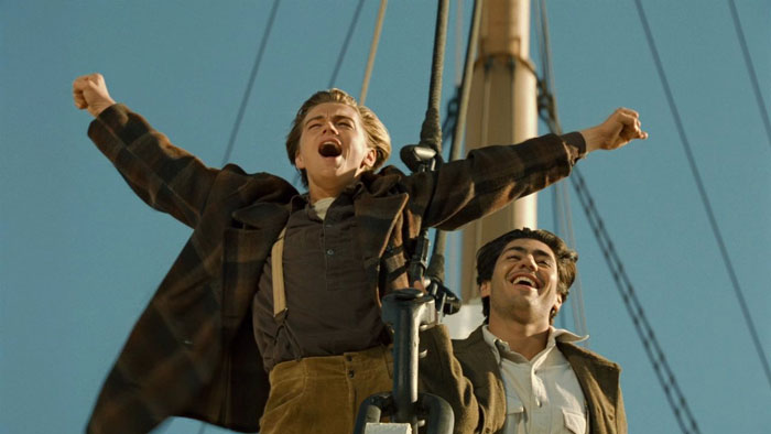 Jack Dawson and Fabrizio screaming something on the bow of the ship