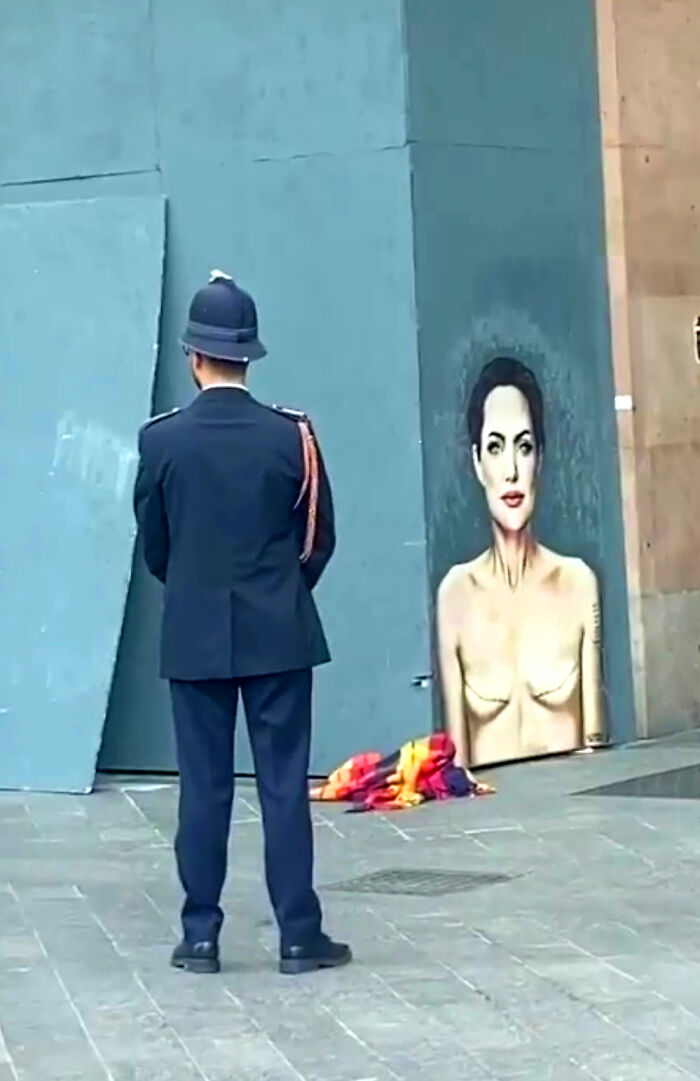Milan Removed The Famous Mural With Angelina Jolie With Mastectomy Scars Painted By Alexsandro Polombo Milan Removed The Famous Mural With Angelina Jolie With Mastectomy Scars Painted By Alexsandro Polombo